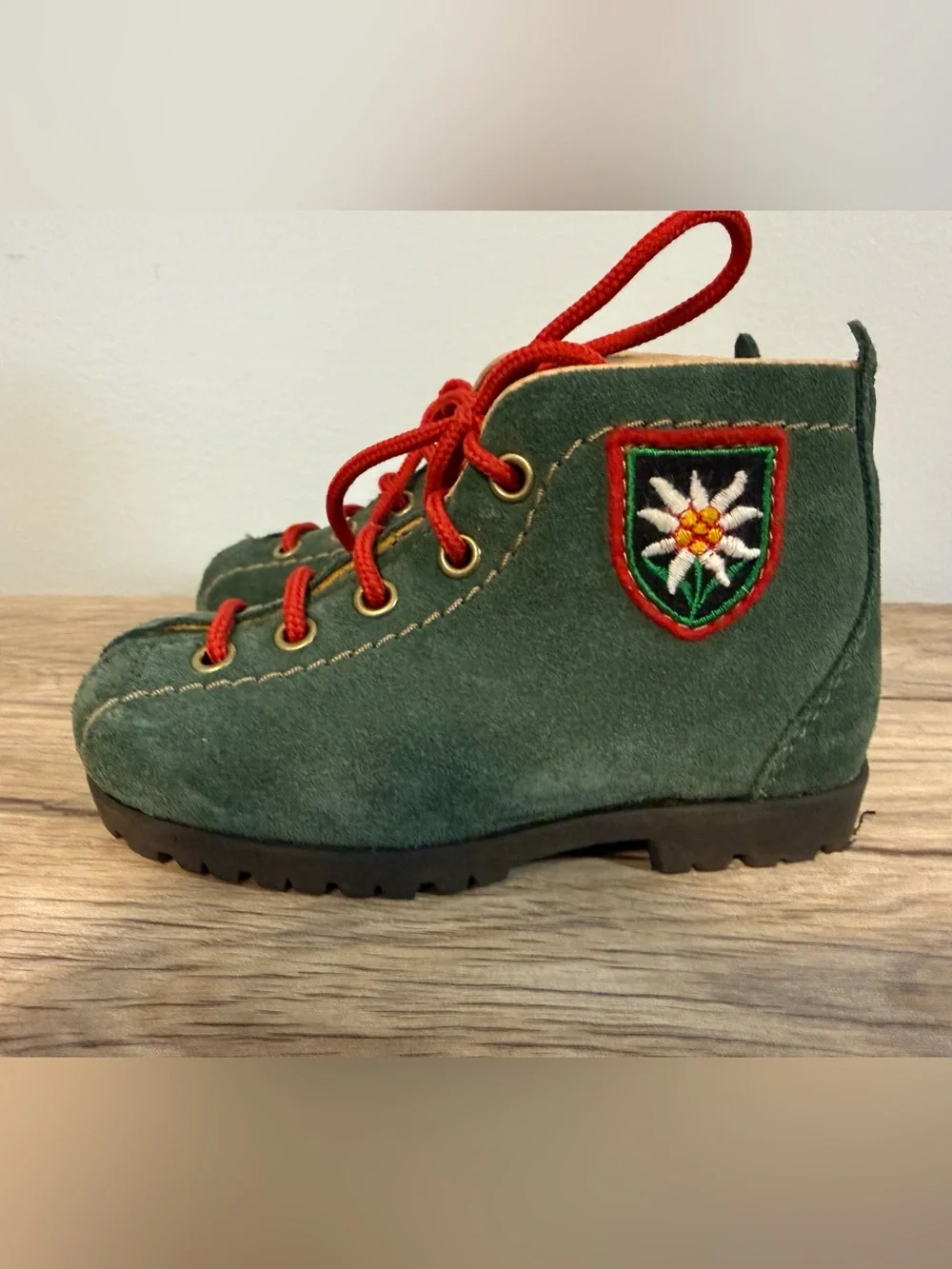 Vero Cuoio Green Suede Kids Boots with Red Laces